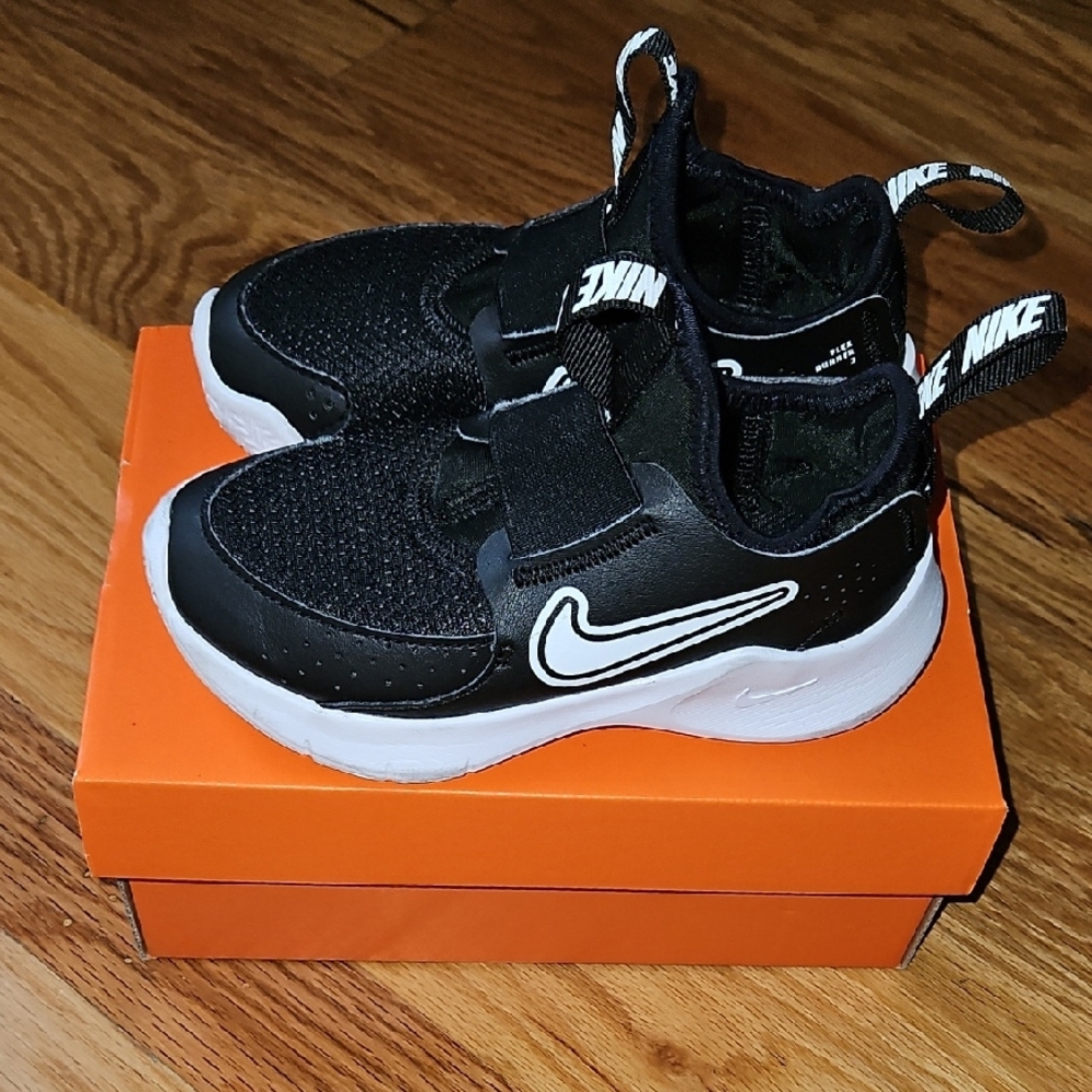 Nike Black and White Sneakers with Chunky Midsole - Picture 3 of 6